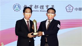 ▲台灣美津濃公司總經理福知真接受副總統賴清德的表揚。（記者邱榮吉/攝影）