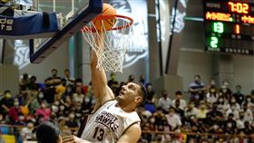 「馬爾他巨獸」德古拉（中）全場轟下27分、7籃板3助攻。（圖／台鋼獵鷹提供）