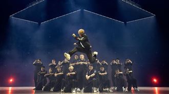 羅志祥一開唱跌落升降台　二度爬不起來