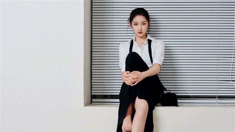 關曉彤被爆秘婚後首現身！腰間一圈肉炸出