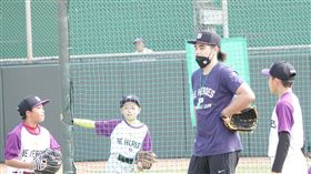 ▲旅美海盜隊投手陳柏毓12日現身棒球訓練營活動，首度擔任棒球營教練。（圖／中央社）