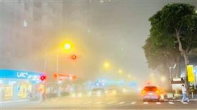 12縣市濃霧密布！街上一排車幾乎「被吞沒」　霧茫茫景象曝光網驚呆（圖／翻攝自我是中壢人臉書）