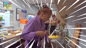 ▲實境節目《嗨！營業中》鬼鬼不小心被割傷。（圖／翻攝自 Netflix）
