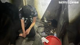 北市潘男在網友唱歌趴竊取財物，卻醉倒路旁遭警方活逮。（圖／翻攝畫面）