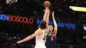 ▲巫師波辛吉斯（Kristaps Porzingis）（後）復出首戰砍下31分，率隊以121：112氣走爵士。（圖／美聯社／達志影像）