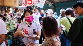 山田摩衣12日到湳興市場向各位鄉親拜票。（圖／翻攝自山田摩衣臉書）