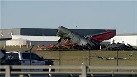 德州航展意外 2架二戰骨董軍機相撞墜毀。美聯社