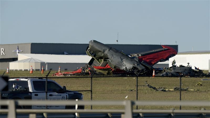 二戰骨董軍機空中相撞爆炸　觀眾驚恐尖叫