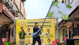 孟買春秋貼照表示，三年前帶著幾個朋友來到馬祖，如今已經有了一個黨部，沒有公職李問卻做了許多立委縣長正在做的事。（圖／翻攝自孟買春秋）