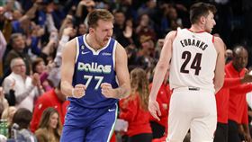 ▲東契奇（Luka Doncic）（左）猛砍42分、13籃板和10助攻大三元，率隊以117：112擊退拓荒者。（圖／美聯社／達志影像）