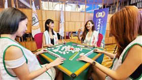 記者會現場，模特兒進行麻將實境秀。（圖／麻將最大黨提供）