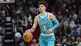 ▲黃蜂「球三弟」鮑爾（LaMelo Ball）回歸首戰手感欠佳，17投6中包含1顆三分球拿下15分。（圖／美聯社／達志影像）