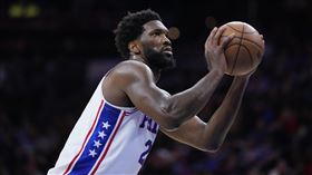 ▲恩比德（Joel Embiid）狂飆本季新高42分，助76人氣走東區第4的老鷹。（圖／美聯社／達志影像）
