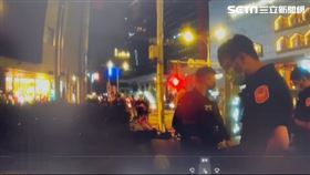 北市捷運中山站外2名攤商因擺放位置問題大打出手。（圖／翻攝畫面）