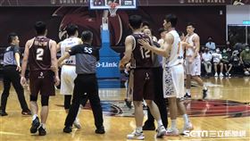 簡偉儒(左一)、尤楚翔(右後一)爆發衝突雙雙遭驅逐。（圖／記者蔡厚瑄攝影）