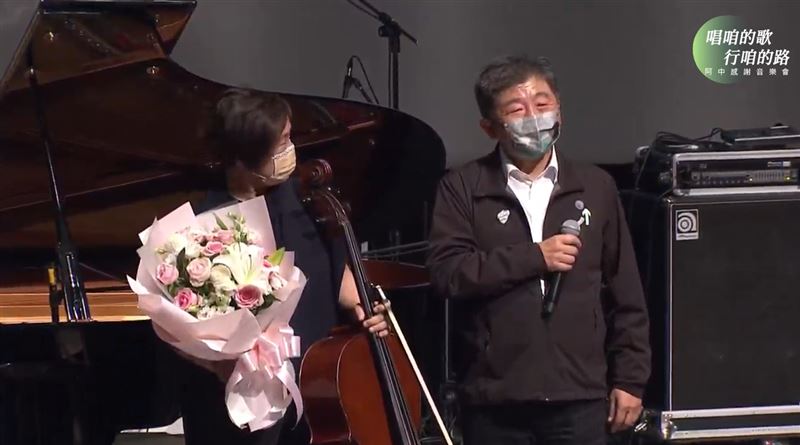 夫妻首同台！陳時中哽咽送上「愛的抱抱」