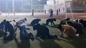 中國多間大學生變身「喪屍大軍」　　夜晚四肢著地集體爬行健身法（圖／翻攝自微博）