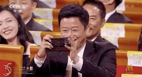 吳京
愛國戰狼代言陸製手機！興奮拍劉德華「被抓包拿iPhone」　陸網崩潰戰翻