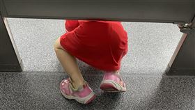 好市多廁所門縫太高 上到一半女兒突爬出
https://www.facebook.com/photo/?fbid=6244906032189708&set=g.377636303647287
圖/爆怨2公社
