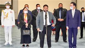 諾魯共和國總統昆洛斯抵台  展開參訪行程諾魯共和國總統昆洛斯（Russ Joseph Kun）（前排右2）14日率團訪台，在桃園國際機場發表談話表示，這是他第一次來台灣，停留期間將進行多方參訪行程，他與訪團成員都非常期待。（外交部提供）中央社記者吳睿騏桃園機場傳真  111年11月14日