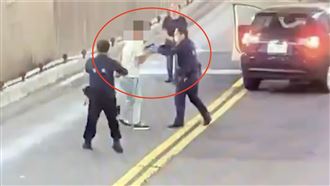 競速屁孩「推警4次又搶槍」中槍後秒變孬