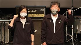 蔡英文出席陳時中感謝音樂會（2）身兼民進黨主席的總統蔡英文（左）13日晚間在台北國際會議中心出席「唱咱的歌 行咱的路－阿中感謝音樂會」，為民進黨台北市長候選人陳時中（右）站台。中央社記者張新偉攝  111年11月13日