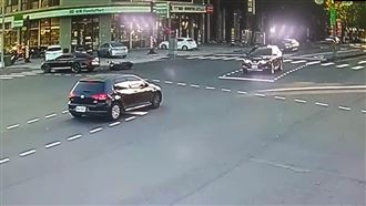 賓利搶快害撞車　車主掏2萬補償騎士傻眼