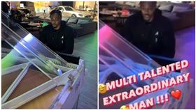 魔獸彈鋼琴（圖／翻攝自Dwight Howard IG）