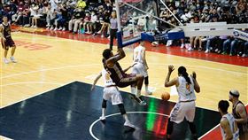 獵鷹新洋將阿修羅來台第二場就把籃框架灌壞。（圖／台鋼獵鷹提供）