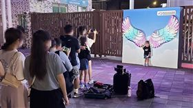 楊元慶,兒童樂園,打燈,溜溜球,家長,翅膀,拍照,排隊(楊元慶 無法取代的溜溜球 提供)