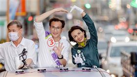邱議瑩、鄭運鵬合體  桃園大溪八德車隊掃街民進黨桃園市長候選人鄭運鵬（右2）12日在同黨立委邱議瑩（右）陪同下，到大溪、八德區車隊掃街拚選情，邱議瑩表示，選戰剩下最後兩週，特別來桃園幫好兄弟加油打氣。（民進黨桃園市長候選人鄭運鵬競辦提供）中央社記者吳睿騏桃園傳真  111年11月12日