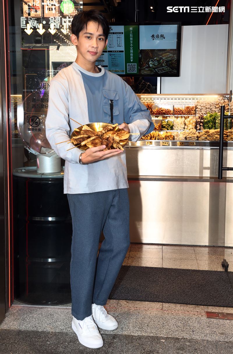 原子少年陳治廷擔任焦糖楓最帥烤手。（記者邱榮吉/攝影）