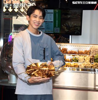原子少年陳治廷擔任焦糖楓最帥烤手。（記者邱榮吉/攝影）