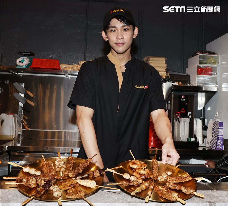 原子少年陳治廷擔任焦糖楓最帥烤手。（記者邱榮吉/攝影）