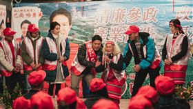 林詹珍妹（右三）片中為兒（右四）站台下跪催票。（圖／華映提供）