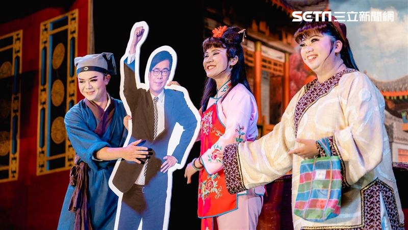 選前下猛藥！《明華園》搬上台千人朝聖