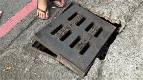 掉進水溝爬不出來！女打1999竟得離譜回應
圖/爆料公社
https://www.facebook.com/%E7%88%86%E6%96%99%E5%85%AC%E7%A4%BE-162608724089621/photos/2040357089648099