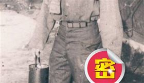 又有時空旅人出現？他曬阿公二戰帥照　放大嚇壞「手拿一支iPhone」。（圖／翻攝自Tiktok@jimmythefilmmaker）