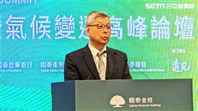 國泰金控蔡宏圖董事長開幕致詞時表示，在全球永續及淨零轉型的浪潮中，金融業若能督促投融資對象提升永續韌性，我們的資產品質就越可靠，當然也就越永續，國泰金控將客戶謹慎託付的資金導向有利永續發展的企業與專案，堅定實踐淨零碳排目標，勇於跳脫既有思考框架，嘗試氣候金融創新解方，以金融核心職能與資金影響力助攻淨零轉型達標，成為台灣與全球產業夥伴最堅強的後盾，共同成就淨零經濟轉型契機。（圖／記者戴玉翔攝影）