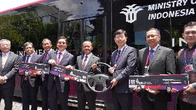 印尼官員與劉揚偉在電動巴士Model