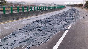 台61南下雲林段砂石車狂洩大量泥漿。（圖／民眾提供）