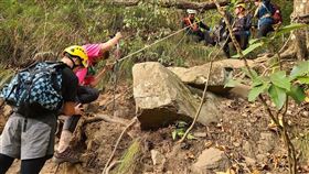 苗栗泰安虎山，兩對夫妻，登山客，體力不支，滑落邊坡，救援，消昂隊疲於奔命(圖／翻攝畫面)