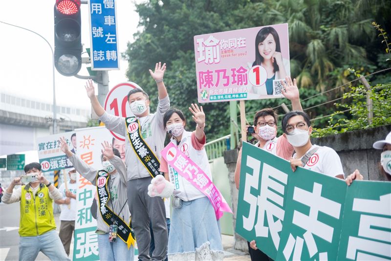 偕陳乃瑜夫妻站路口一起打造兒童友善城市