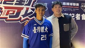 ▲永田颯太郎（左）受日職樂天金鷲青睞，學長宋家豪（右）給予勉勵。（圖／中央社）