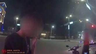 不滿友人被攔查　醉男嗆警反蒐證下場慘了