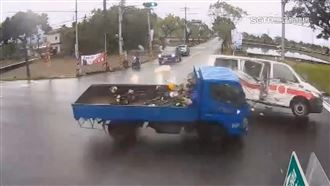 貨車攔腰撞上救護車！慘翻滾摔進田釀5傷