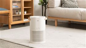 「HOOOD戶の空氣清淨機」，誓言打造出最輕巧、優雅的中坪數空氣清淨機，重量輕巧僅2.7公斤單手輕鬆提著走。（圖／MYFEEL提供）