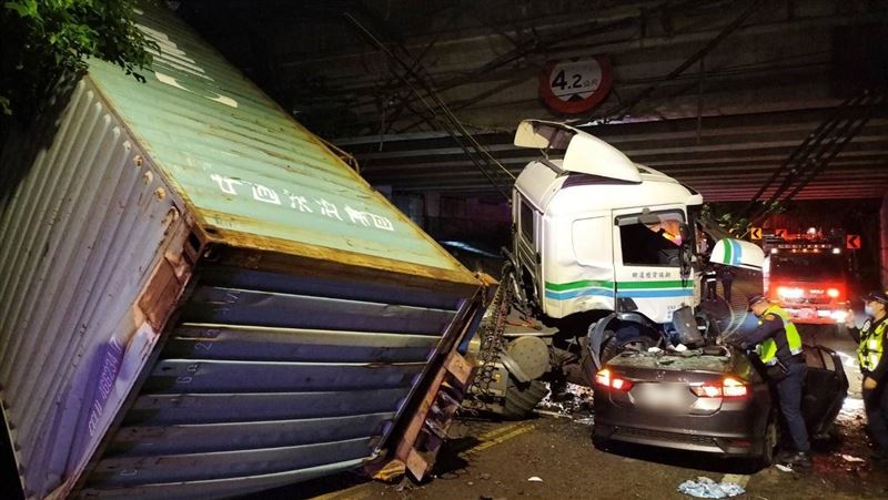 國道貨櫃車衝破護欄！　壓爛路過轎車