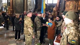 曾聖光壯烈戰死烏克蘭！烏軍方今舉辦告別式　數百烏國民眾出席悼念（圖／翻攝自外交部臉書）