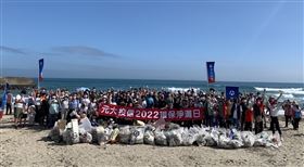 元大投信11月12日攜手旗下員工及家屬齊聚萬里翡翠灣，擔任一日海洋清道夫志工。（圖／元大投信提供）